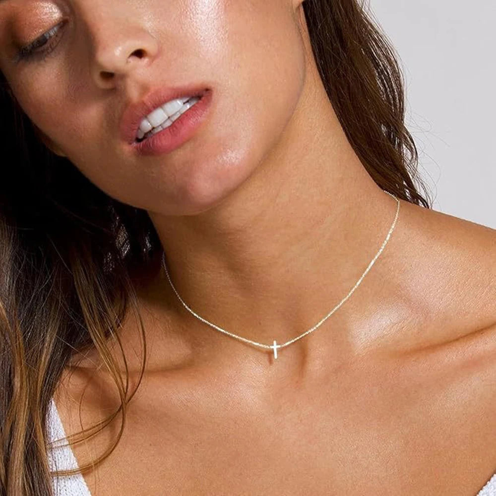 Colar Cruz Dourada em Ouro 18k – Símbolo de Fé e Sofisticação | Saint Carvalho