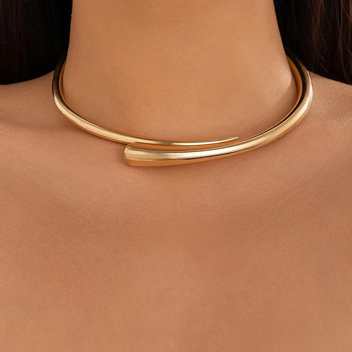 Conjunto Escultural Dourado Saint Carvalho – Colar, Bracelete e Anel Feminino Minimalista