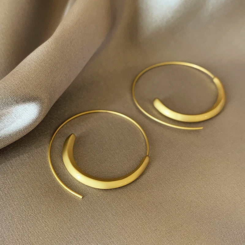 Brincos Argola Dourada Minimalista – Elegância Contemporânea em Ouro 18k | Saint Carvalho
