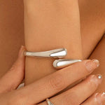 Conjunto Escultural Dourado Saint Carvalho – Colar, Bracelete e Anel Feminino Minimalista