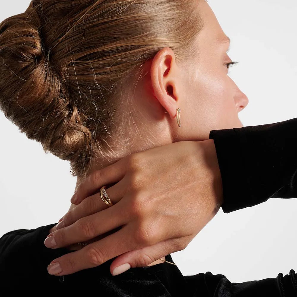 Anel Dourado Curvado com Detalhes em Cristal – Elegância Orgânica | Saint Carvalho