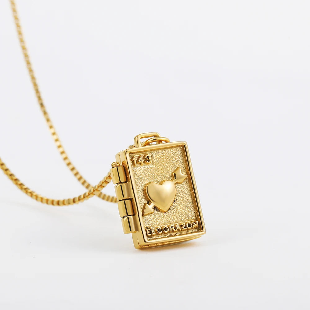 Colar Relicário “El Corazón” Dourado em Ouro 18k – Guarde o Amor em Detalhes | Saint Carvalho