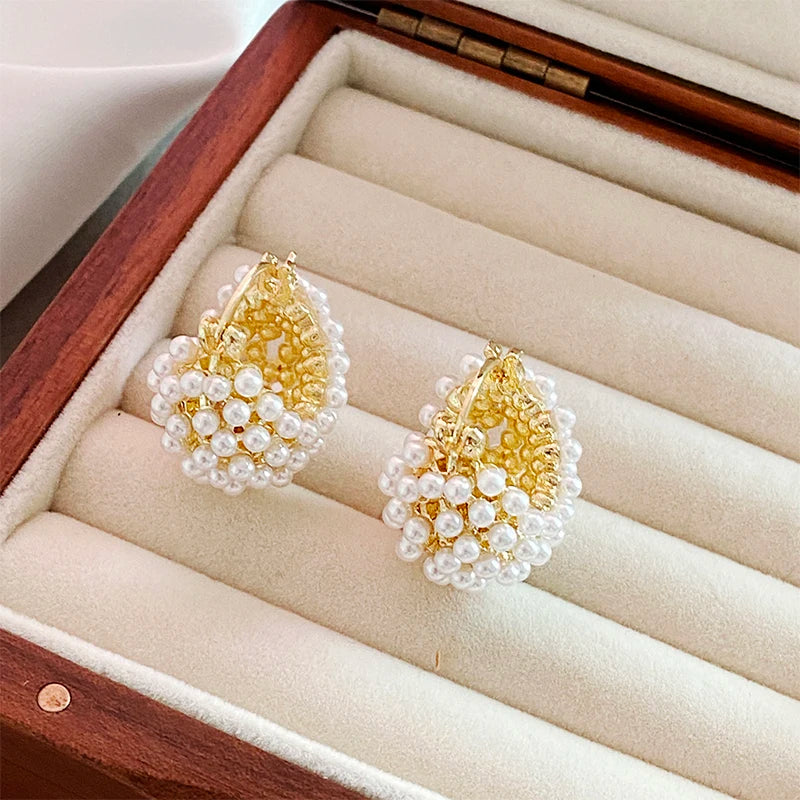 Brincos Argola Dourada com Pérolas – Elegância Atemporal Saint Carvalho