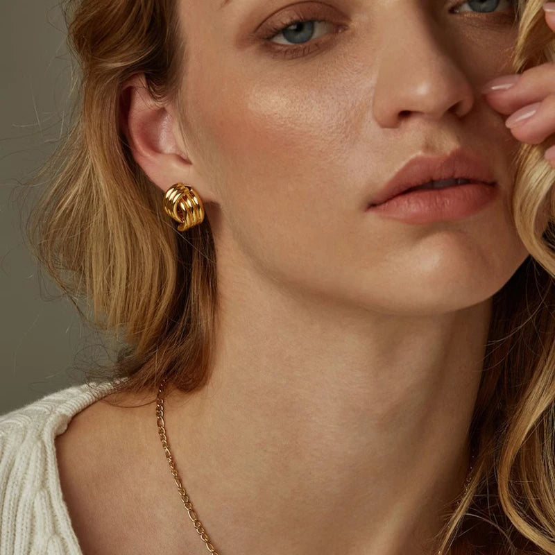 Brincos Dourados Nó Esculpido – Elegância Atemporal em Ouro 18k | Saint Carvalho