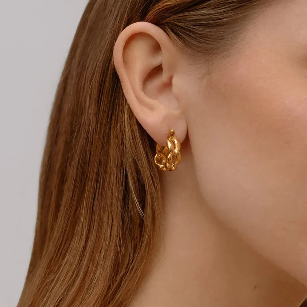 Brinco Argola Trançada Dourada em Ouro 18k – Escultura Contemporânea | Saint Carvalho