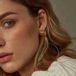 Brincos Dourados Nó Esculpido – Elegância Atemporal em Ouro 18k | Saint Carvalho