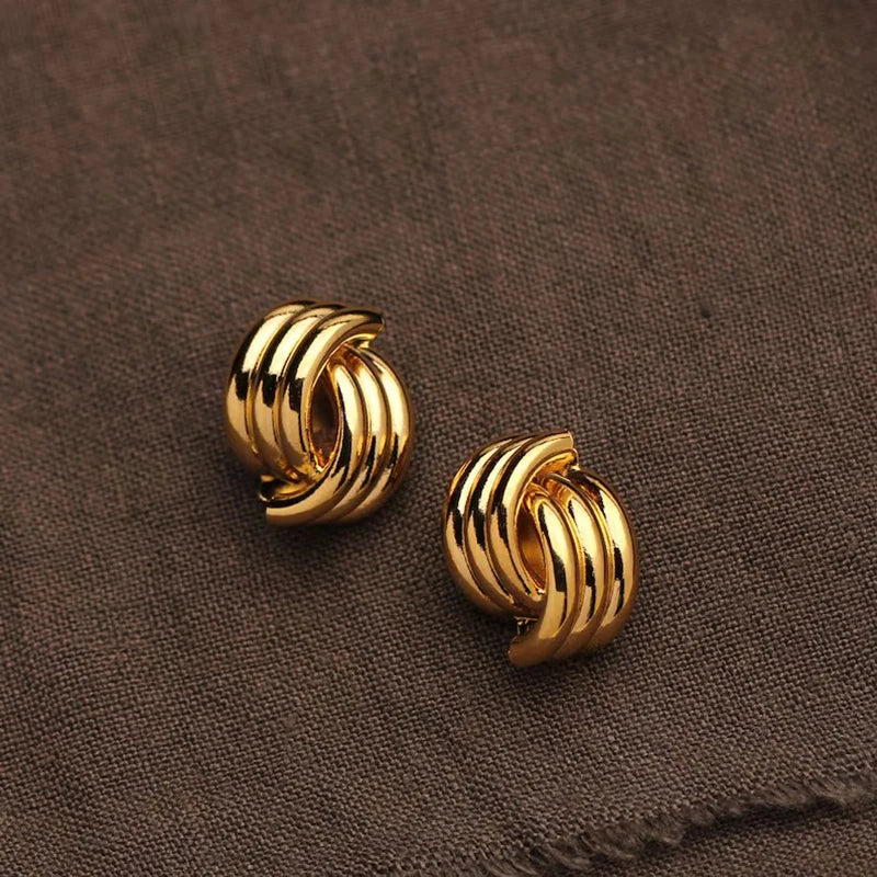 Brincos Dourados Nó Esculpido – Elegância Atemporal em Ouro 18k | Saint Carvalho