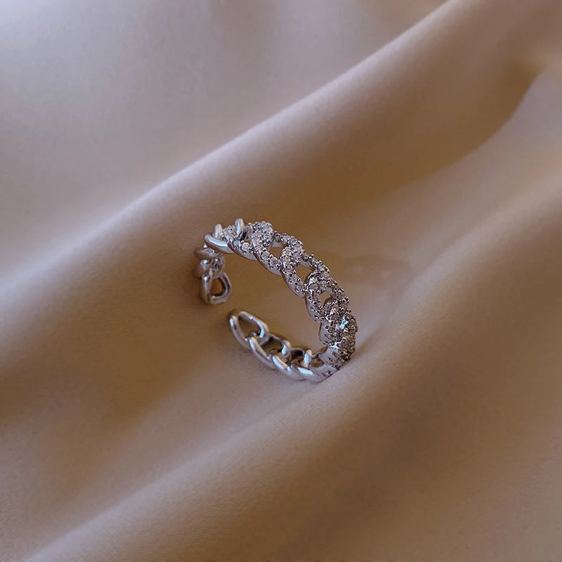 Anel Dourado ou Prateado com Cristais em Ouro 18k – Brilho Atemporal | Saint Carvalho