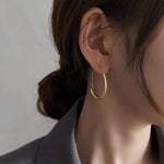 Brincos Argola Dourada Minimalista – Elegância Contemporânea em Ouro 18k | Saint Carvalho