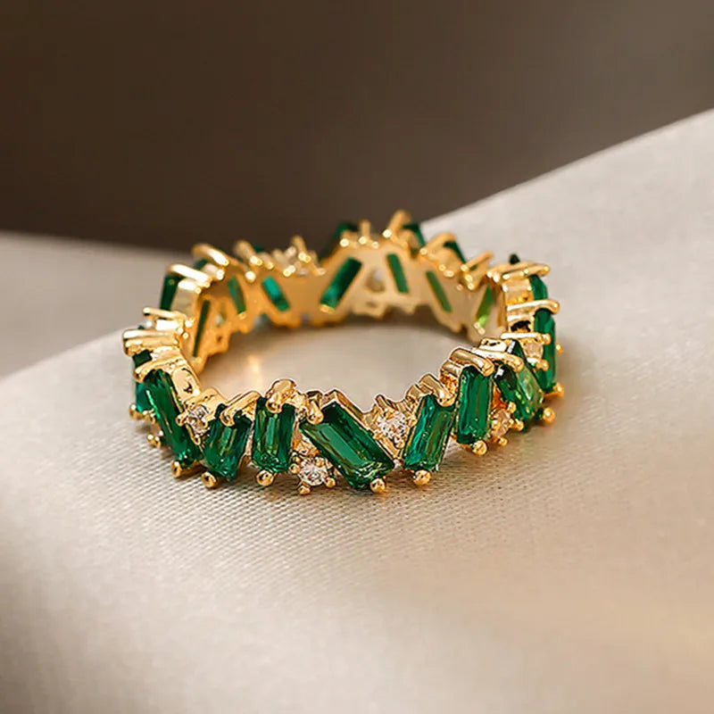 Anel Esmeralda Irregular em Ouro 18k – Brilho Exclusivo | Saint Carvalho