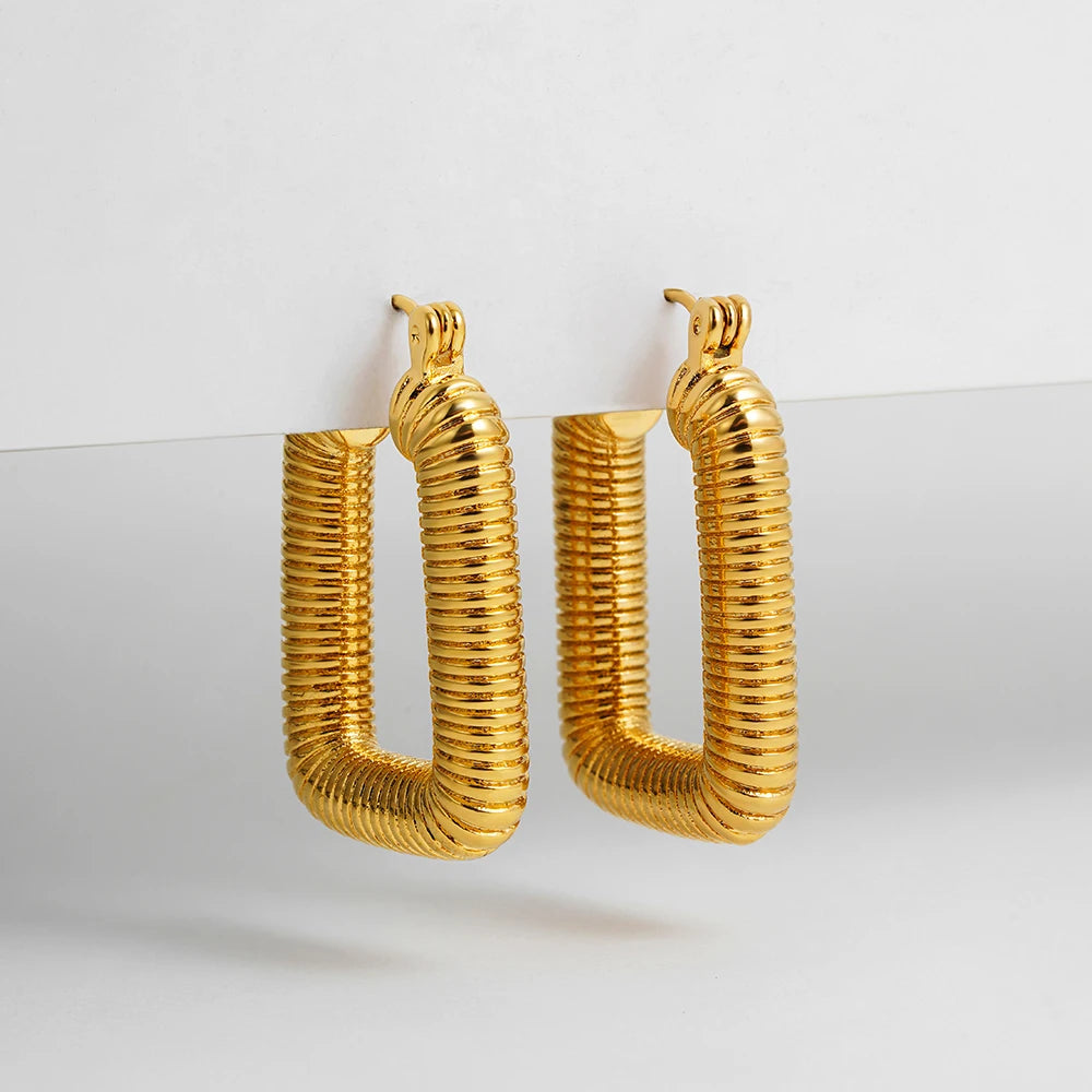 Brinco Retangular Dourado em Ouro 18k – Modernismo Texturizado | Saint Carvalho