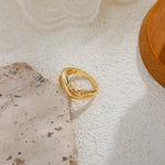 Anel Dourado Curvado com Detalhes em Cristal – Elegância Orgânica | Saint Carvalho