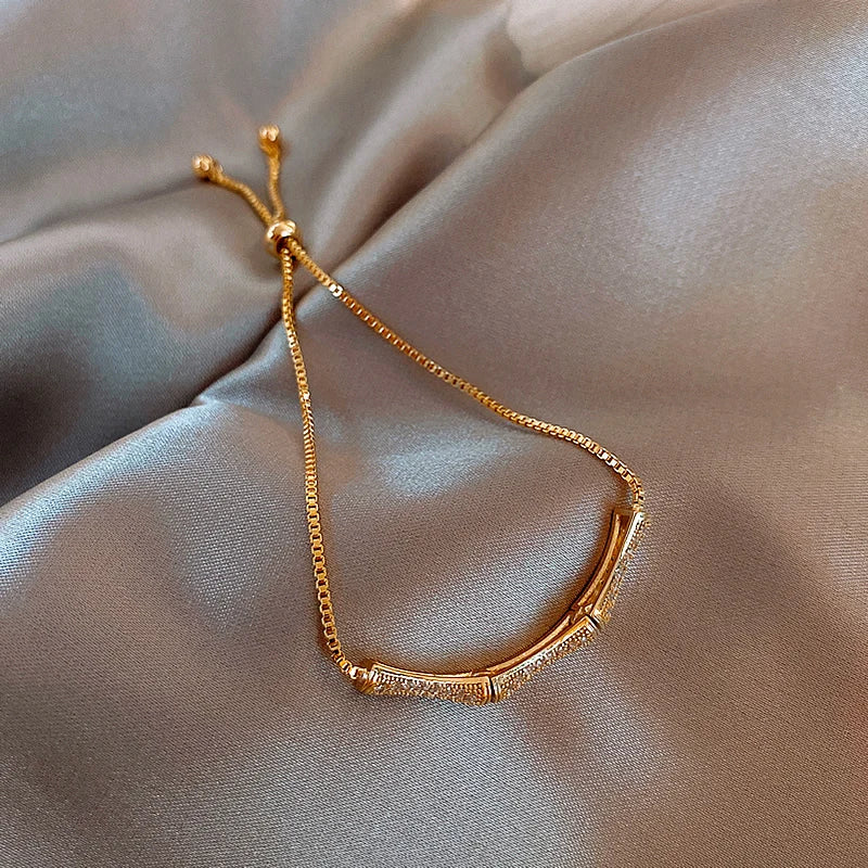 Pulseira Dourada Ajustável com Cristais – Elegância Minimalista | Saint Carvalho