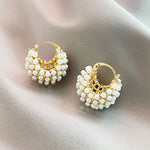 Brincos Argola Dourada com Pérolas – Elegância Atemporal Saint Carvalho