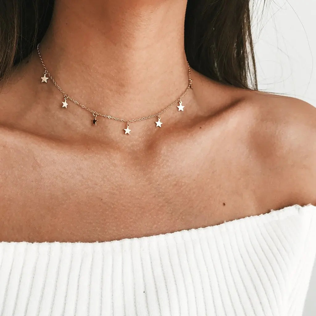Colar de Estrelinhas Douradas Feminino – Constelação Aurora | Saint Carvalho