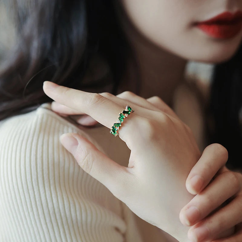 Anel Esmeralda Irregular em Ouro 18k – Brilho Exclusivo | Saint Carvalho