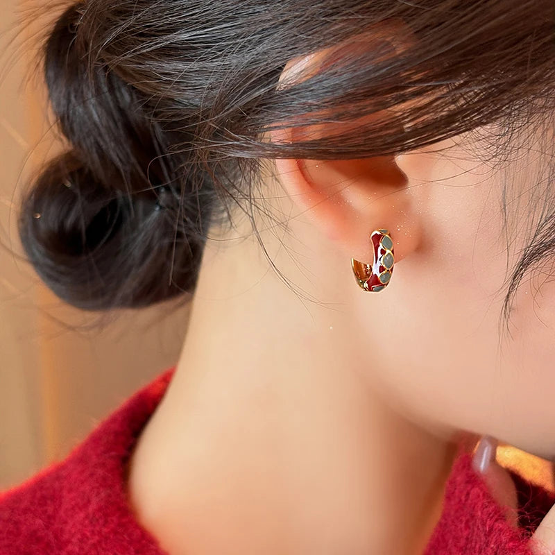 Brincos Argola Pequena Dourada com Cristais – Delicadeza e Brilho Sofisticado | Saint Carvalho