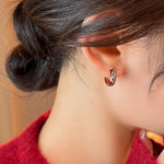 Brincos Argola Pequena Dourada com Cristais – Delicadeza e Brilho Sofisticado | Saint Carvalho