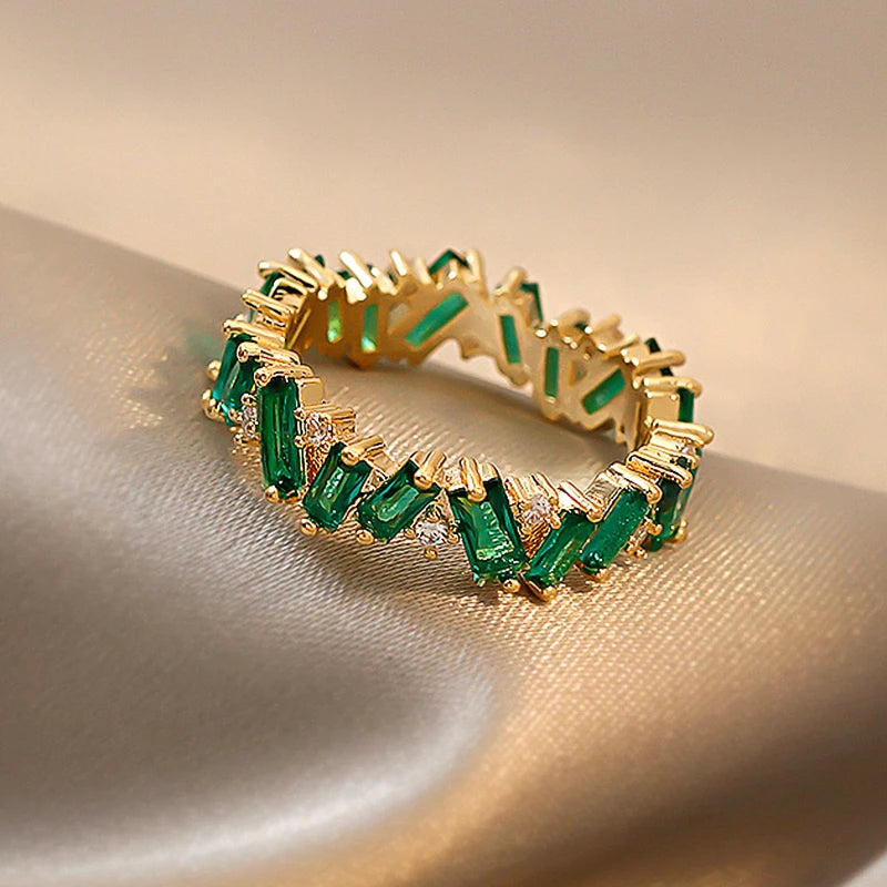 Anel Esmeralda Irregular em Ouro 18k – Brilho Exclusivo | Saint Carvalho