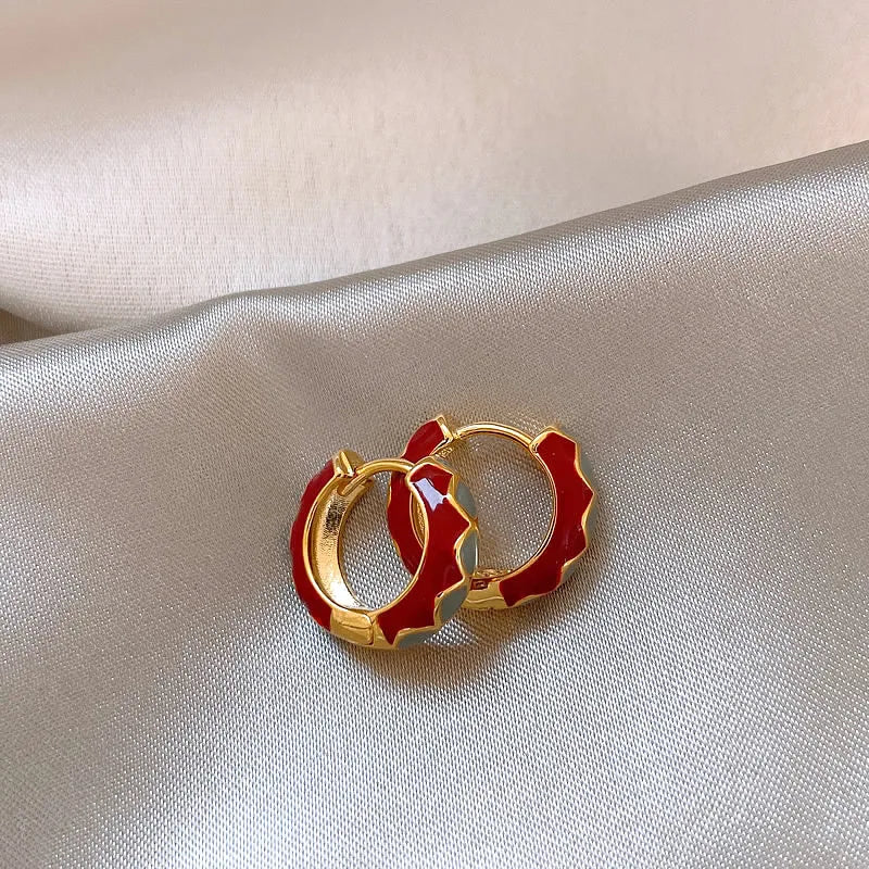 Brincos Argola Pequena Dourada com Cristais – Delicadeza e Brilho Sofisticado | Saint Carvalho