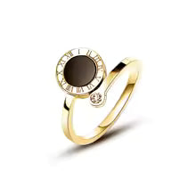 Anel Dourado com Ônix Romano em Ouro 18k – Minimalismo Atemporal | Saint Carvalho