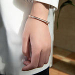 Pulseira Dourada com Cristais em Ouro 18k – Minimalismo Sofisticado | Saint Carvalho