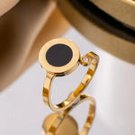 Anel Dourado com Ônix Romano em Ouro 18k – Minimalismo Atemporal | Saint Carvalho