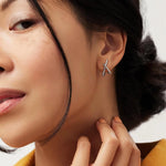 Brinco Dourado Cruzado Minimalista em Ouro 18k – Modernidade e Sofisticação | Saint Carvalho