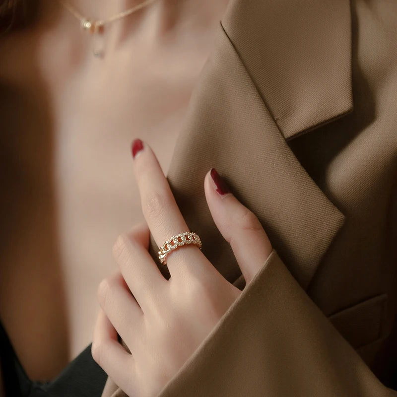 Anel Dourado ou Prateado com Cristais em Ouro 18k – Brilho Atemporal | Saint Carvalho