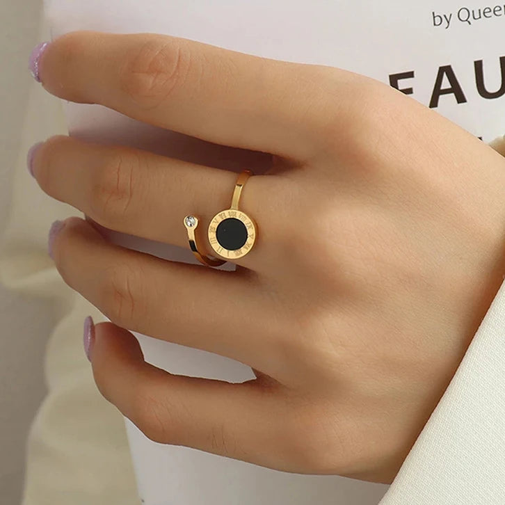 Anel Dourado com Ônix Romano em Ouro 18k – Minimalismo Atemporal | Saint Carvalho