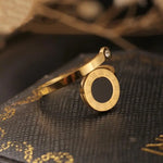 Anel Dourado com Ônix Romano em Ouro 18k – Minimalismo Atemporal | Saint Carvalho