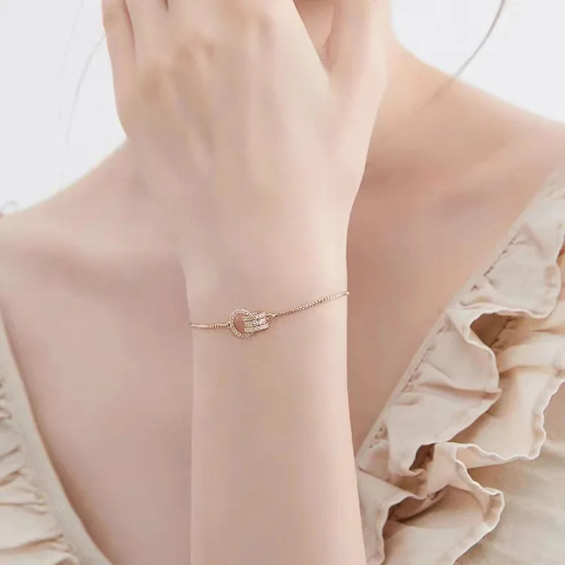 Pulseira Dourada Ajustável com Cristais em Ouro 18k – Delicadeza Atemporal | Saint Carvalho