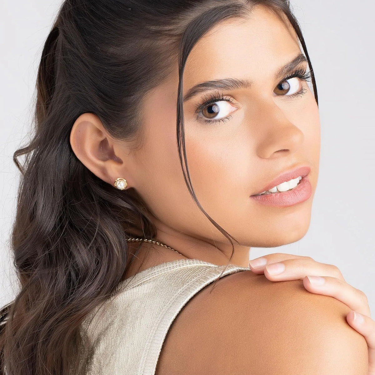 Brinco Pérola Envolta em Ouro 18k – Elegância Esculpida | Saint Carvalho