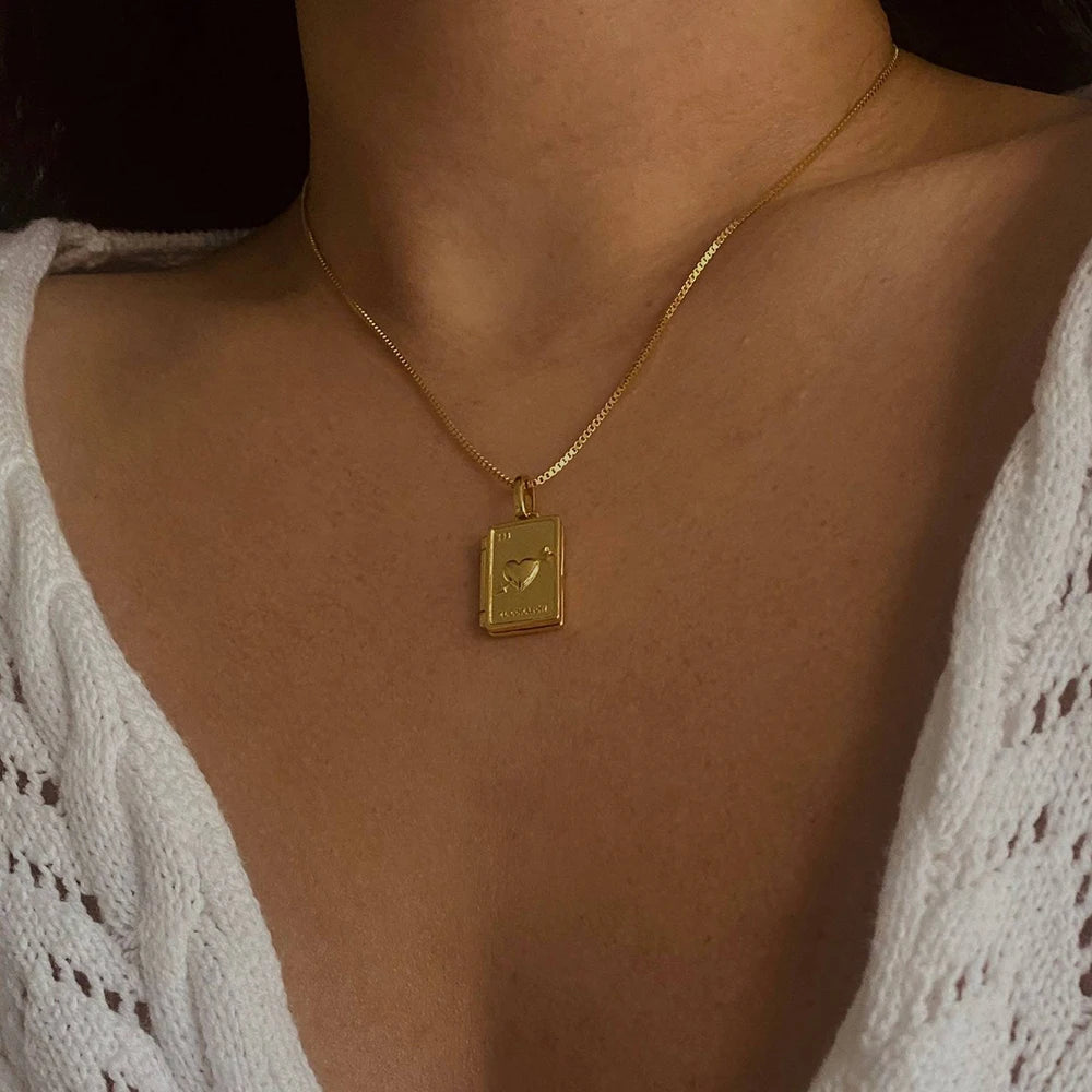 Colar Relicário “El Corazón” Dourado em Ouro 18k – Guarde o Amor em Detalhes | Saint Carvalho