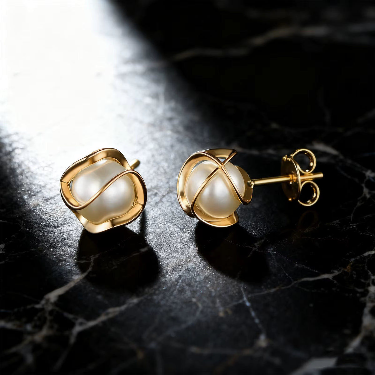 Brinco Pérola Envolta em Ouro 18k – Elegância Esculpida | Saint Carvalho