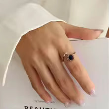 Anel Dourado com Ônix Romano em Ouro 18k – Minimalismo Atemporal | Saint Carvalho