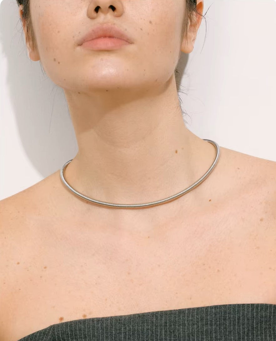 Colar Prata 925 Rígido com Fecho Magnético – Sofisticação Contemporânea | Saint Carvalho