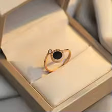 Anel Dourado com Ônix Romano em Ouro 18k – Minimalismo Atemporal | Saint Carvalho