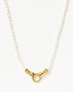 Colar União Eterna – Pérolas Naturais e Fecho Mãos em Dourado | Saint Carvalho