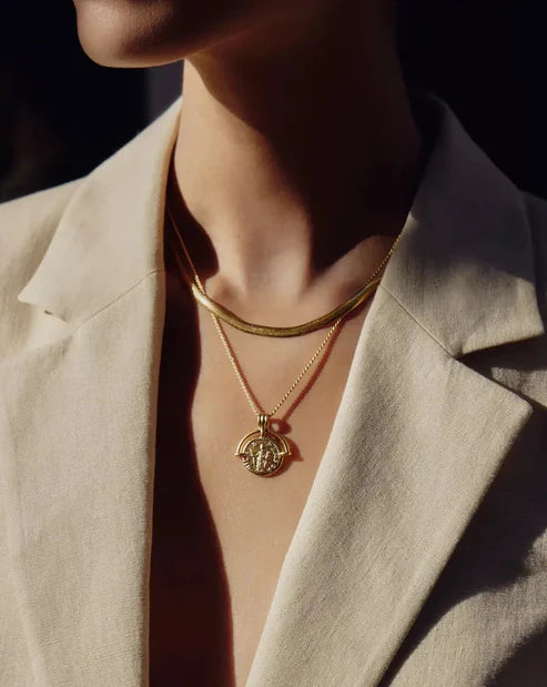 Colar Medalha Romana em Ouro 18k – Elegância Clássica e Atemporal | Saint Carvalho