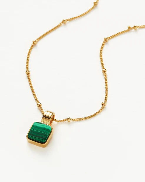 Colar Amuleto Verde Viridis – Malaquita Quadrada em Dourado | Saint Carvalho