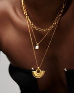 Colar Amuleto Branco Luminis – Madrepérola Quadrada em Dourado | Saint Carvalho