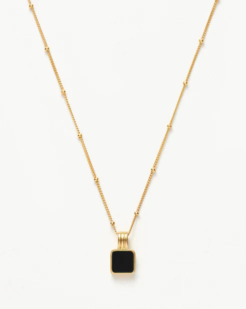Colar Amuleto Preto Aegis – Ônix Quadrado em Dourado | Saint Carvalho