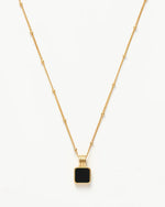 Colar Amuleto Preto Aegis – Ônix Quadrado em Dourado | Saint Carvalho