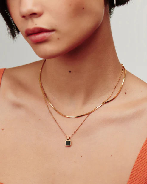 Colar Amuleto Preto Aegis – Ônix Quadrado em Dourado | Saint Carvalho