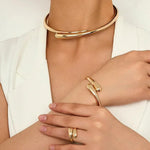 Conjunto Escultural Dourado Saint Carvalho – Colar, Bracelete e Anel Feminino Minimalista