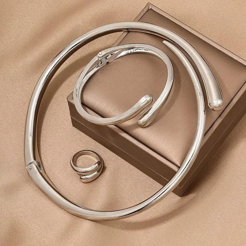 Conjunto Escultural Dourado Saint Carvalho – Colar, Bracelete e Anel Feminino Minimalista